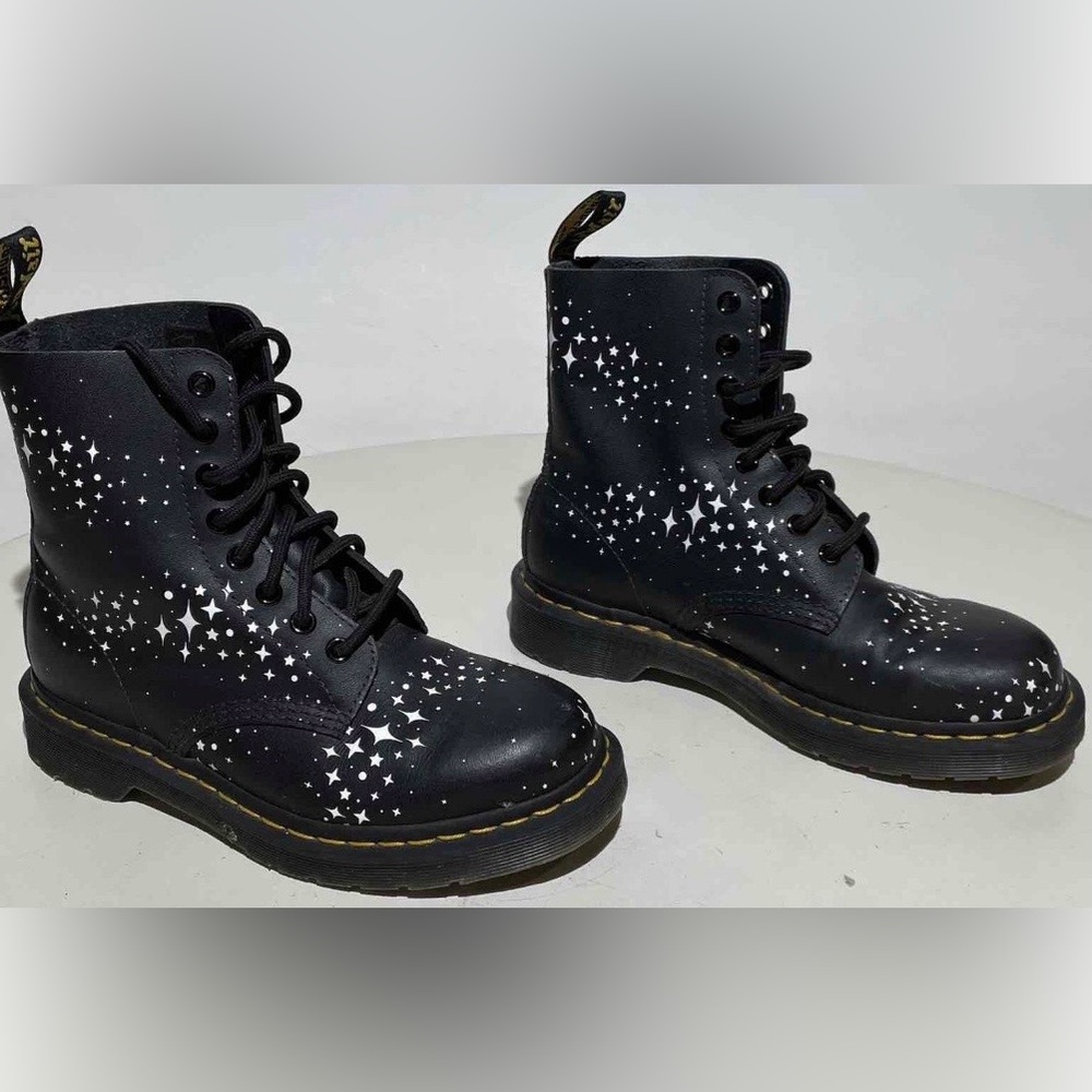 99.9% New Dr. Martens Star 1460 Boots w/Padded Insole Size M5/W6